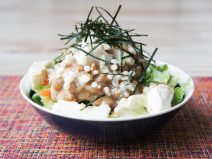 梅しそ天かす海苔ごま納豆豆腐サラダ