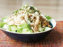 梅と大葉と青のり納豆スパイス蒸し鶏サラダ