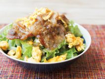 生姜焼き納豆たまごオニオンサラダ