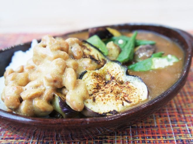 焼きナスとオクラの納豆カレー