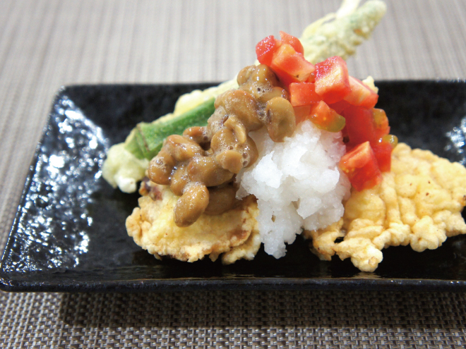 白身魚の天ぷら、納豆トマト大根ソース添え