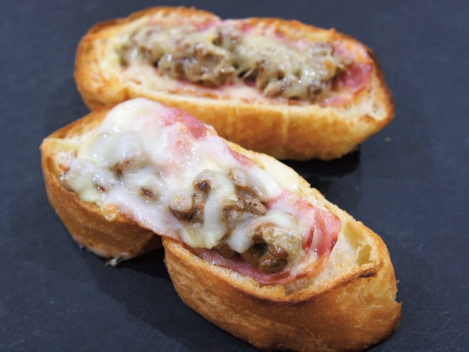 納豆チーズベーコンとフランスパン