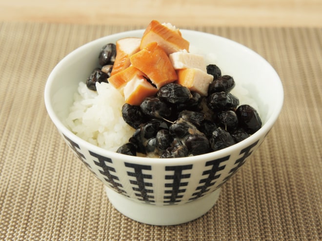 黒豆納豆とスモークチキンご飯