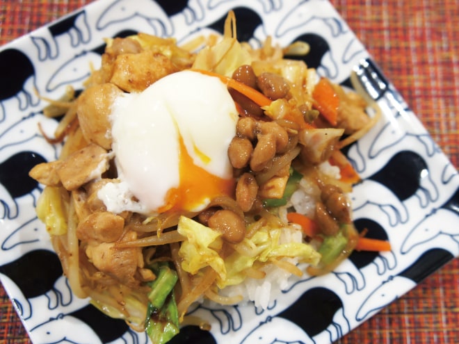 鶏肉と野菜の中華風納豆丼温玉のせ
