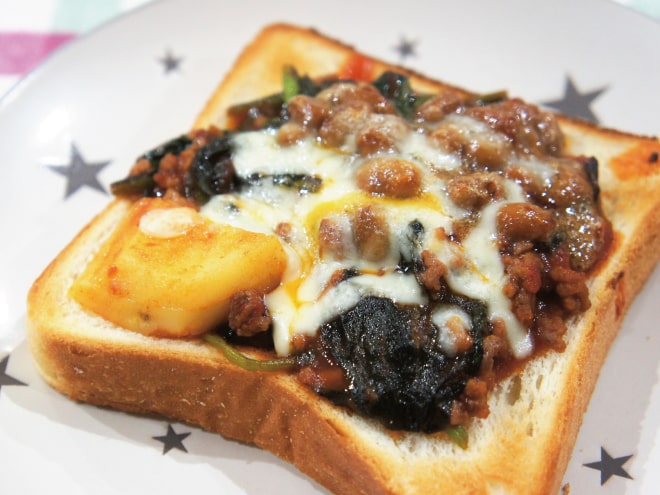 ほうれん草とトマトのアンチョビソース納豆トースト