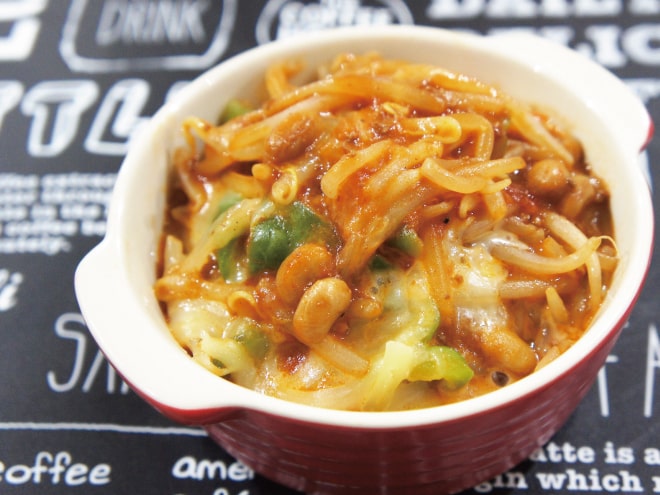 ピーマンともやしの納豆チーズミートソース