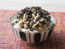 カリカリ梅しそわかめ燻製マヨ納豆麦ご飯