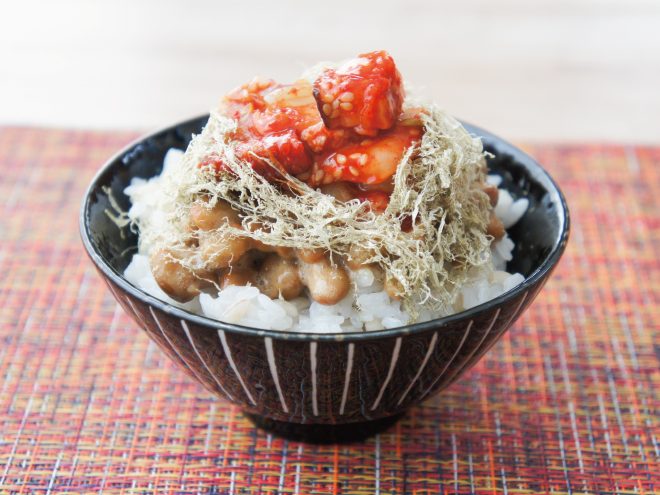 タコキムチ昆布納豆麦ご飯