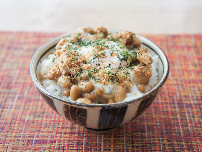 かつおチーズ温玉わさび納豆麦ご飯