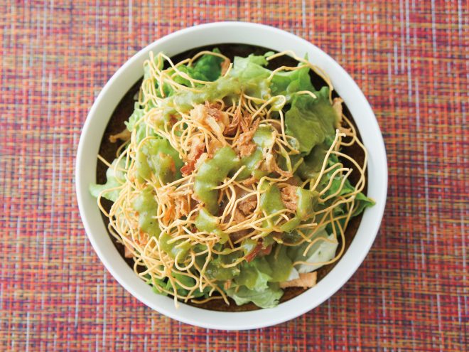 フライドオニオン納豆パリパリ麺ルッコラサラダ