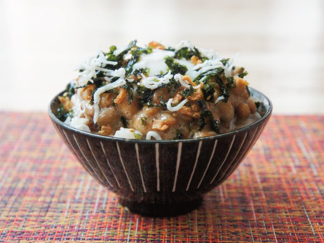 ちりめん海苔フライドオニオン温玉納豆麦ご飯