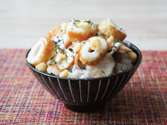 スモークチキンえび天かすわさびマヨ竹輪納豆麦ごはん