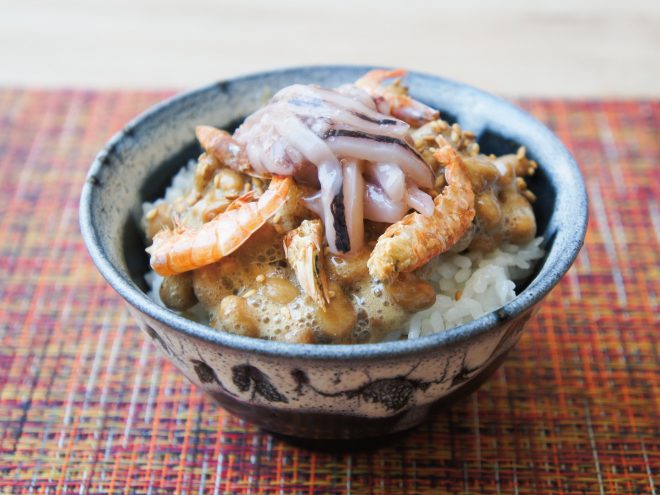 焼き海老とイカの塩辛納豆麦ごはん