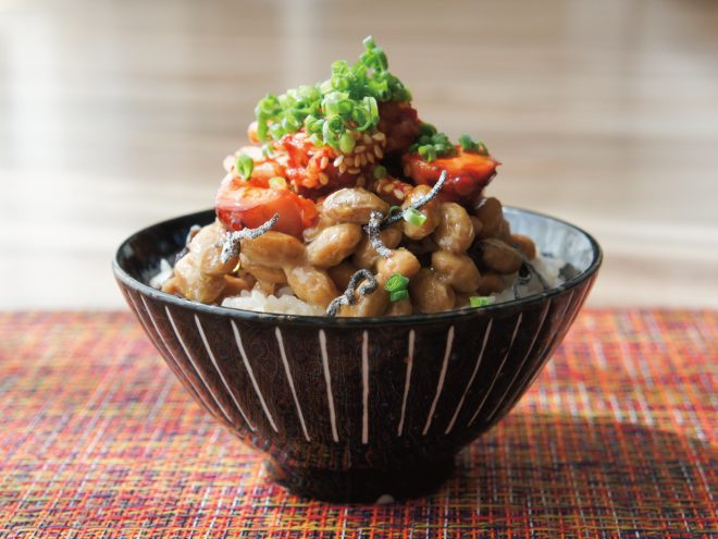 ねぎタコキムチ塩昆布納豆麦ごはん