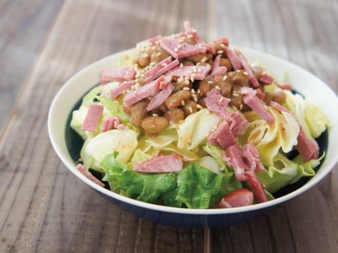 スモークタンにんにく塩納豆サラダ