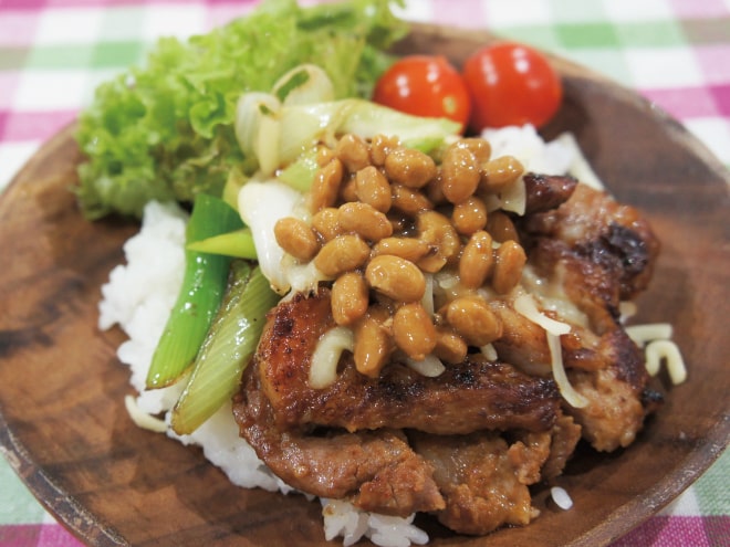 チーズ味噌豚焼き納豆のプレート