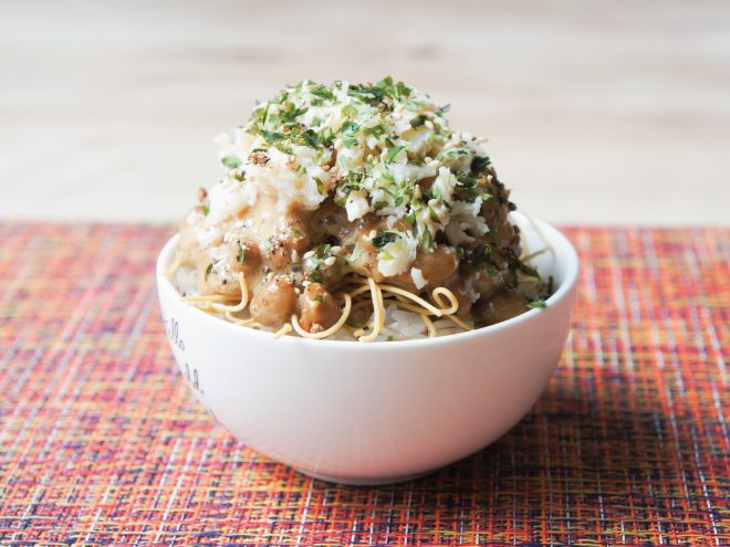 あおさスパイス蒸し鶏パリパリ麺納豆麦ご飯
