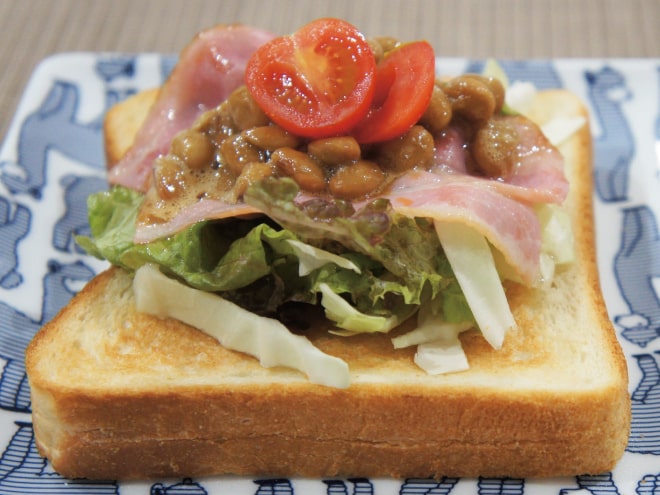 納豆ベーコンサラダトースト