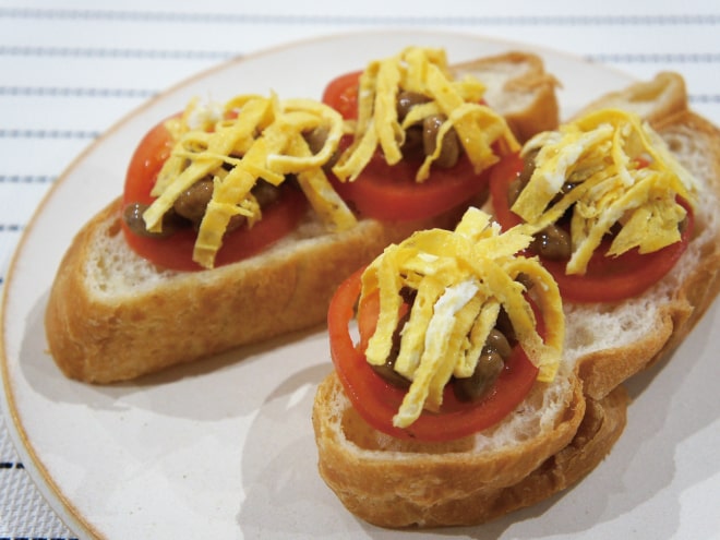 納豆トマトエッグとフランスパン 納豆トマトエッグとフランスパン