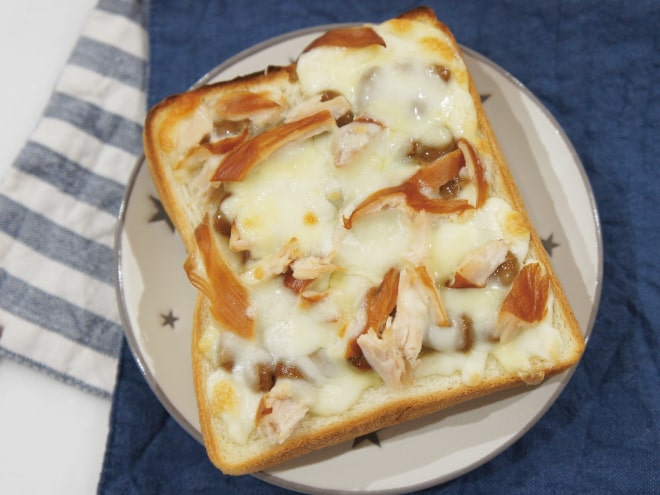 チーズ納豆スモークチキントースト