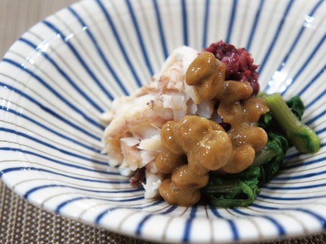 焼き鯵と春菊の納豆梅和え