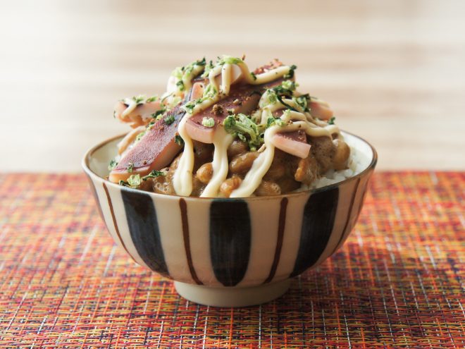 青菜スパイスマヨ焼きイカ納豆麦ご飯