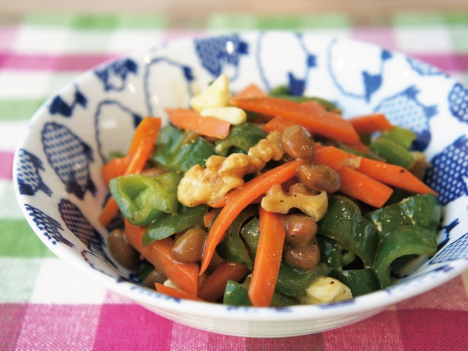 納豆とピーマンとクルミのからし醤油和え