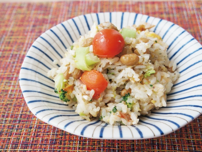 ブロッコリーとトマトの納豆炒飯