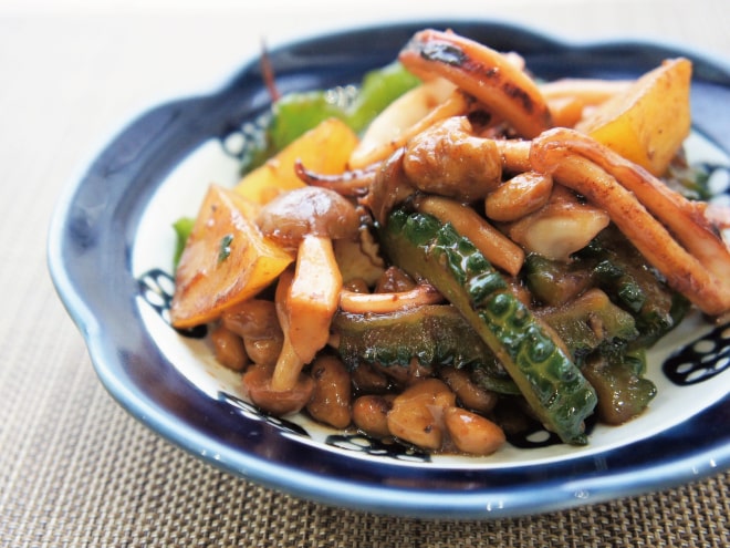 イカと納豆と野菜のバター醤油炒め